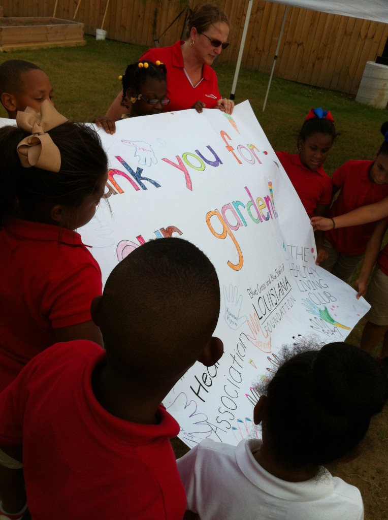 The kids create a giant “thank you” card for the Healthy Living Club, BCBSLAF and the American Heart Association. The associations provided the financial support for the new garden beds.